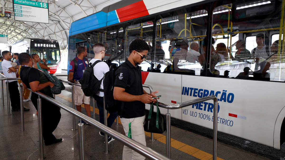 O uso dos ônibus elétricos representa um passo significativo em direção a um transporte público mais sustentável, reduzindo